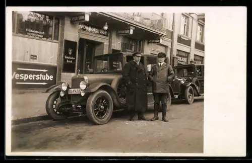 Foto-AK Auto mit Kennzeichen IIIA-302 und zwei Herren vor der Vesperstube, Schild Dinkelacker Bräu