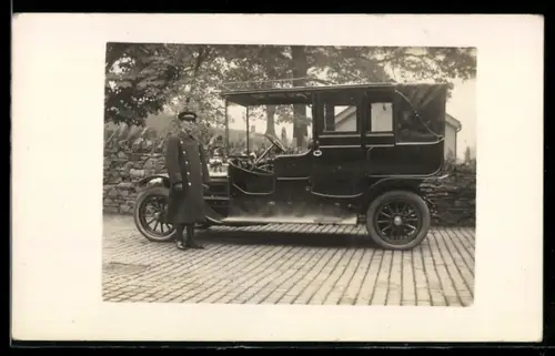Foto-AK Auto mit hohem Aufbau in Seitenansicht mit Fahrer in Uniform