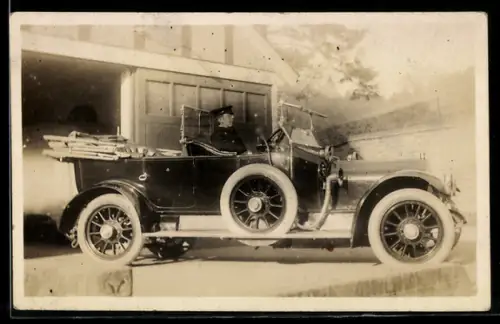 Foto-AK Auto mit Chauffeur vor einer Garage