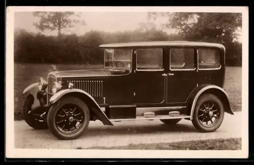 AK Auto, Limousine in Seitenansicht in einer Parklandschaft