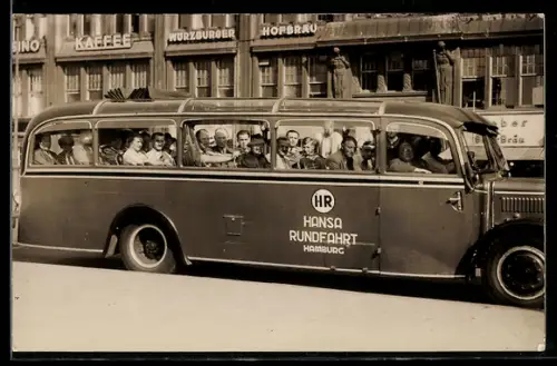 Foto-AK Hamburg, Bus der Hansa-Rundfahrt mit Fahrgästen bei einer Stadtrundfahrt 1938