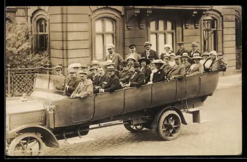 Foto-AK Kraftwagen mit Fahrgästen bei einer Stadtrundfahrt