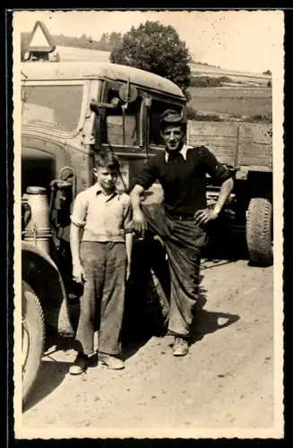 Foto-AK Lastkraftwagen mit Anhänger, dabei Fahrer und Junge