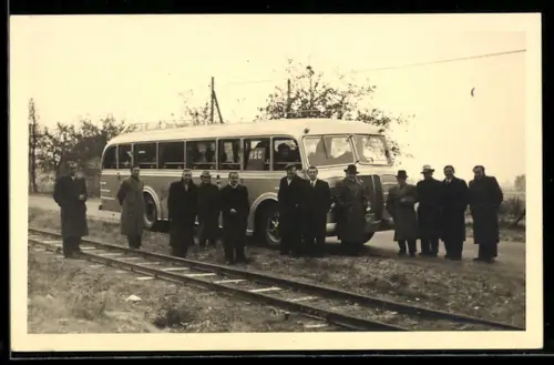 Foto-AK Bus mit Fahrgästen auf der Fahrt nach Emden 1949