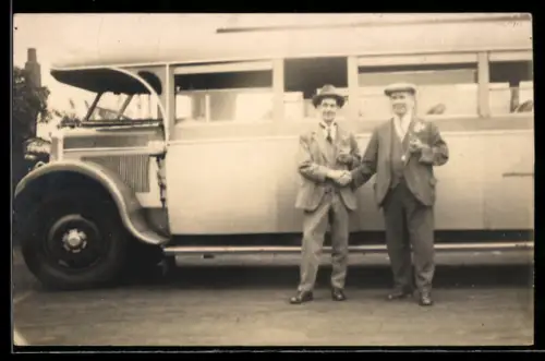 Foto-AK Bus in Seitenansicht mit zwei Herren in Anzügen
