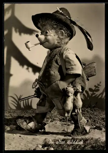 AK Mecki mit Pfeife und Gewehr auf dem Heimweg nach erfolgreicher Jagd