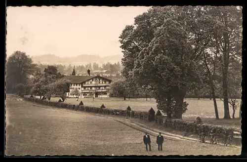 Foto-AK Miesbach /Obb., Parkpartie mit Blick auf Gasthaus