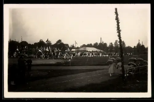 Foto-AK Bünde, Sportplatz bei Regen