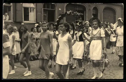Foto-AK Coburg, Grigorius-Umzug 1951, Edelgard, Erika, Renate und Annemarie als Turnlehrerinnen