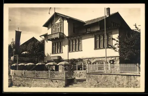 AK Weimar /Thür., Restaurant Rauschenburg in der Aussenansicht, übermalte flagge
