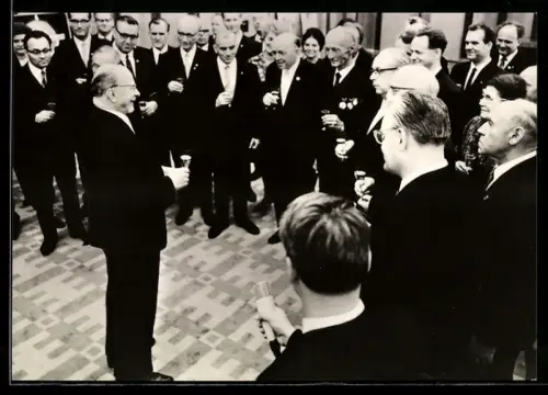 AK Walter Ulbricht bei Ansprache mit Veteranen in der DDR