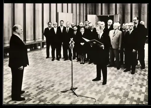 AK Walter Ulbricht bei einer Ansprache vor einer Gruppe elegant gekleideter Menschen in der DDR