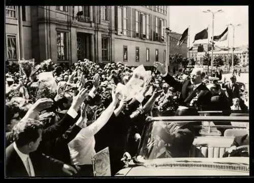 AK DDR-Politiker Walter Ulbricht wird von einer fröhlichen Menschenmenge empfangen