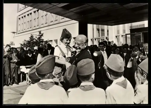 AK DDR-Politiker Walter Ulbricht mit einem Jungpionier auf dem Arm