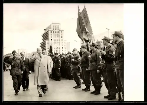 AK Feierlicher Appell der Kampfgruppen der Berliner Betriebe im August 1961 mit Walter Ulbricht
