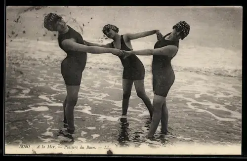 AK Drei lächelnde Frauen in Badeanzügen am Meer
