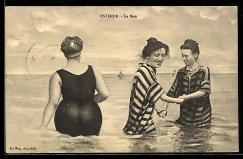 AK Ostende, Drei Frauen in Badeanzügen stehen im Wasser