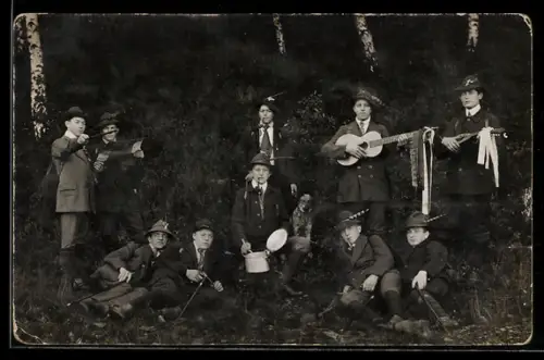 Foto-AK Junge Männer beim Camping mit Kochtopf und Gitarre