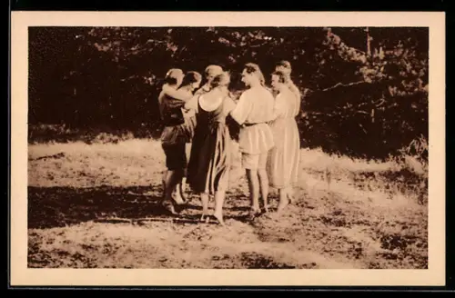 AK Gruppe junger Leute auf einer Wiese, Verband für Deutsche Jugendherbergen, Wandernde Jugend