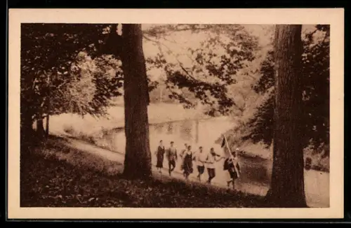AK Gruppe junger Menschen beim Wandern an einem Fluss, Verband für deutsche Jugendherbergen