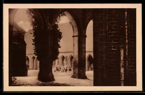 AK Wandergruppe steht in einem Hof, Verband für Deutsche Jugendherbergen