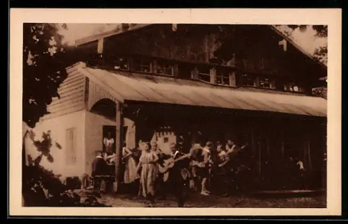 AK Campinggruppe mit Gitarren vor einem Haus, Verband für Deutsche Jugendherbergen