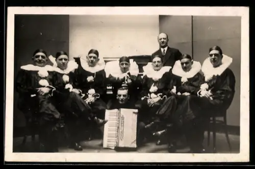 Foto-AK Gruppe von Männern in Harlekinsverkleidung