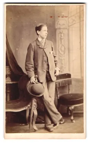 Fotografie Alfred Howell, Glasgow, Argyle Street 195, junger Mann im Anzug