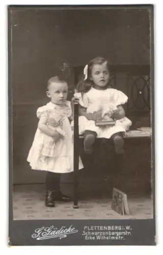 Fotografie J. Gädicke, Plettenberg, Schwarzenbergerstr. Ecke Wilhelmstr., Portrait von Hanna und Ottilchen