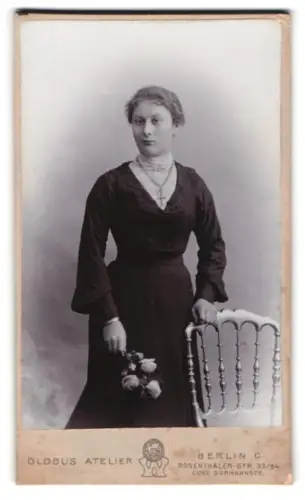 Fotografie Globus Atelier, Berlin, Rosenthaler Str. 53/54, Portrait von Elina Mahlo mit Blumenstrauss