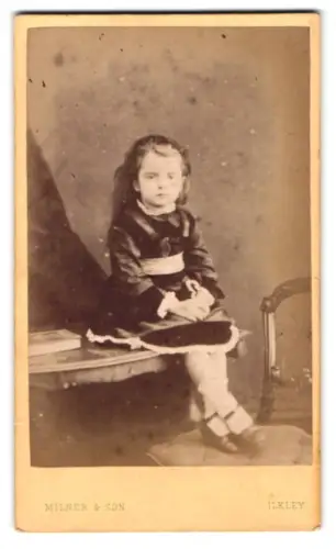 Fotografie J. Milner & Son, Ilkley, West View House, Porträt von Victoria Mills