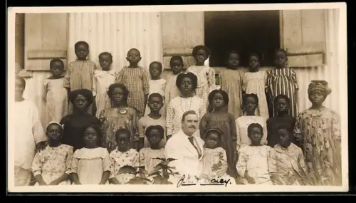 Foto-AK Gruppenbild mit Missionar J. M. Daisy