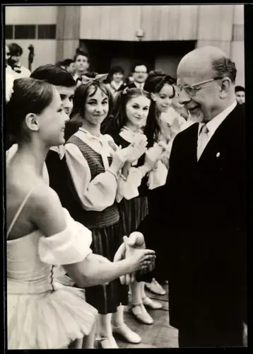 AK Walter Ulbricht wird von einem Mädchen begrüsst