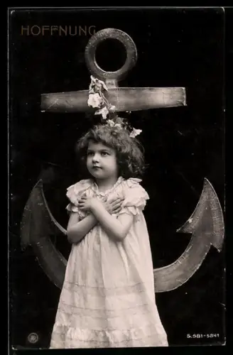 AK Mädchen vor grossem Anker, Hoffnung