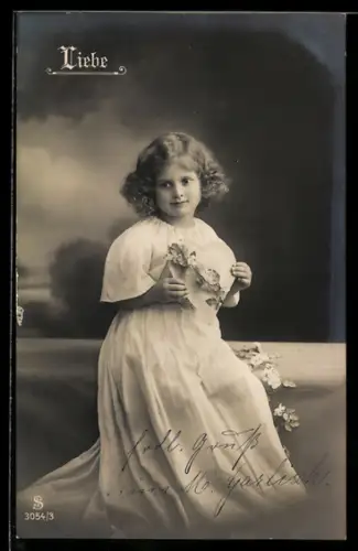 AK Mädchen mit eienm Herz in den Händen, Liebe