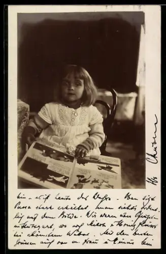 Foto-AK Kleinkind mit einem Buch auf dem Schoss