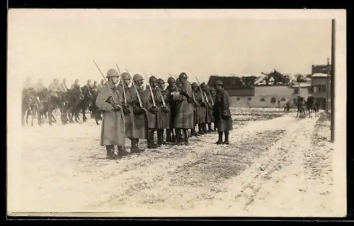 Foto-AK Wiesbaden, Französische Soldaten im Februar 1919