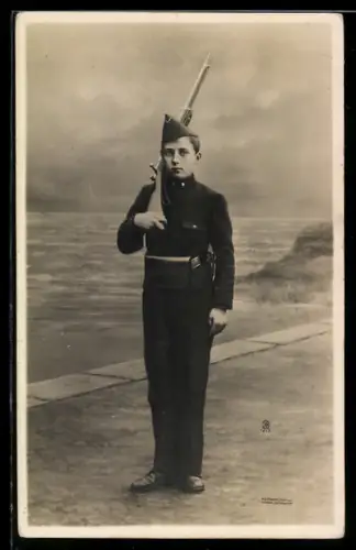 AK belgischer Soldat in Uniform mit Gewehr