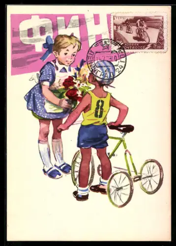 AK Mädchen überreicht einem Kind mit Dreirad einen Blumenstrauss, UDSSR