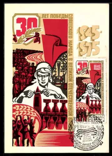 AK Frau bei der Munitionsherstellung mit Soldaten im Hintergrund, UDSSR