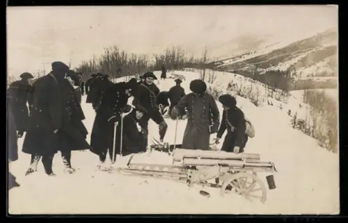Foto-AK Soldaten mit Artilleriewaffe im schneebedeckten Gebirge