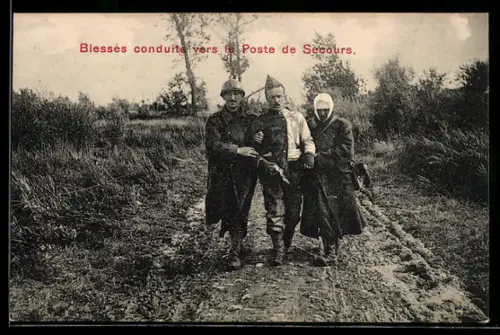 AK Blessés conduits vers la Poste de Secours, französischer Soldat mit verwundeten Kameraden, Rotes Kreuz