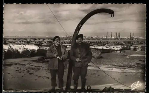 AK Arromanches-les-Bains, Port Winston Churchill 1944, Vue sur le port de débarquement, Soldats