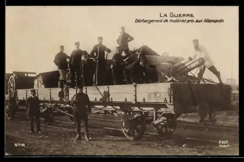 AK Déchargement de matériel pris aux Allemands