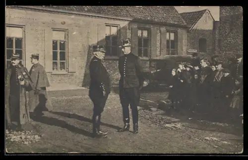 Foto-AK Soldaten oberer Ränge u. Kindergruppe auf einem Platz vor Gebäuden