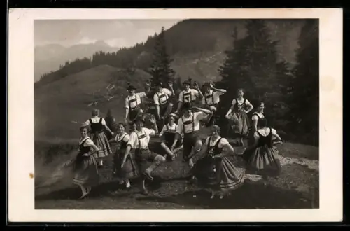 AK Nesselwang, Gruppe junger Menschen in bayerischer Tracht beim Tanz, Plattlergruppe Albspitzler