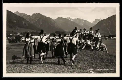 AK Oberstdorf i. bayr. Allgäu, Menschen in Trachten beim Schuhplattler Volkstanz