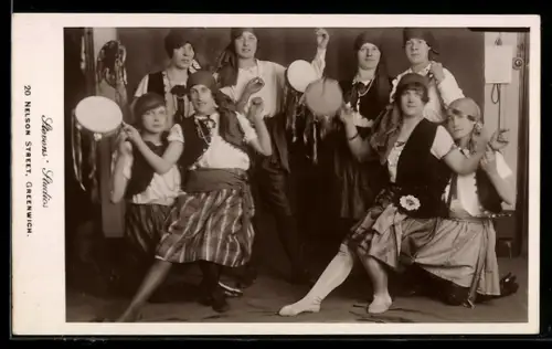 AK Frauen mit Tamburin und in Verkleidung beim Volkstanz
