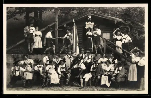 AK Volkstanzgesellschaft in Tracht vor einer Hütte