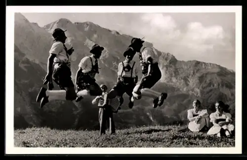 AK Golling /Salzburg, Mitglieder vom Trachtenverein Die Rabensteiner beim Volkstanz